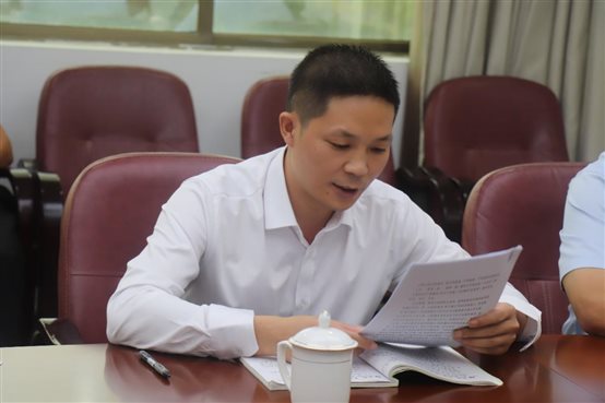 男人和女人在桌子前&#xA;&#xA;低可信度描述已自动生成